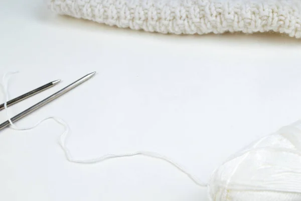 Par Agujas Punto Aisladas Sobre Blanco Suéter Bufanda Textura Tela — Foto de Stock