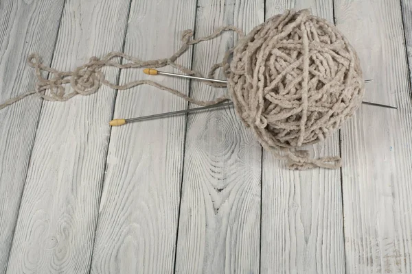 Wollknäuel Mit Speichen Zum Handgestrickten Stricken Auf Einem Holztisch Wolle — Stockfoto