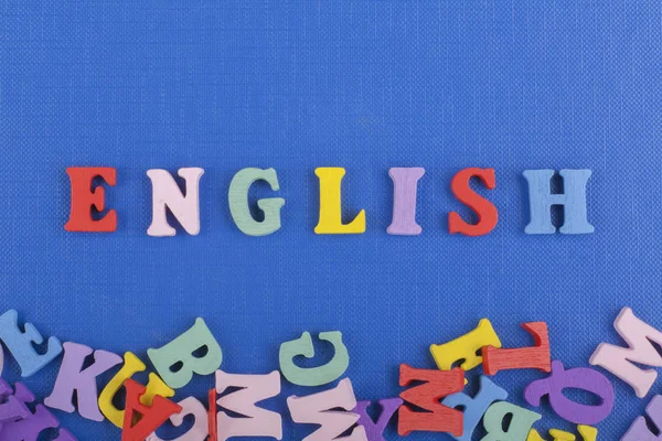青の背景に英語の単語は カラフルな Abc アルファベットのブロック木製の文字 広告テキストのコピー領域から構成されます 英語の概念を学習 — ストック写真