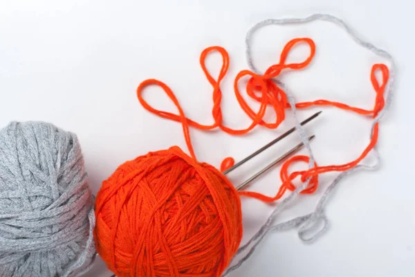 球的羊毛手工编织木制的桌子上的辐条 毛线及编织针 — 图库照片