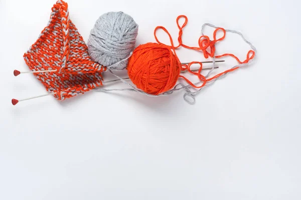 Boule Laine Avec Rayons Pour Tricoter Main Sur Une Table — Photo