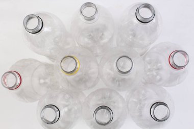 boş koleksiyon plastik şişe beyaz arka plan üzerinde kullanılır. Plastik geri dönüşüm kavramı.