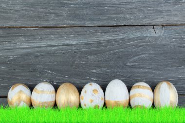 Mutlu Paskalyalar. Yeşil çimenlerin üzerinde renkli Paskalya yortusu yumurta