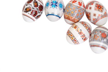 Mutlu Paskalyalar. İzole edilmiş beyaz arka planda renkli, parlak paskalya yumurtaları. Metin için alanı kopyala
