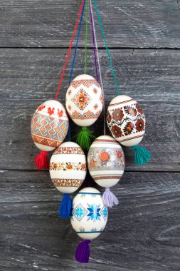 Mutlu paskalya kartı. Gri ahşap masa arka plan üzerinde renkli parlak Paskalya yumurtaları. Metin için yer kopyalayın