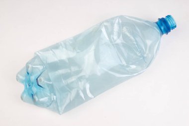 Kullanılan, tam, eski plastik şişe beyaz arka plan üzerinde izole. Plastik geri dönüşüm kavramı.