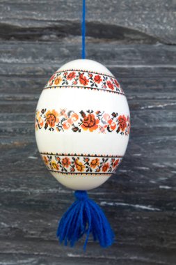 Mutlu paskalya kartı. Gri ahşap masa arka plan üzerinde renkli parlak Paskalya yumurtaları. Metin için yer kopyalayın