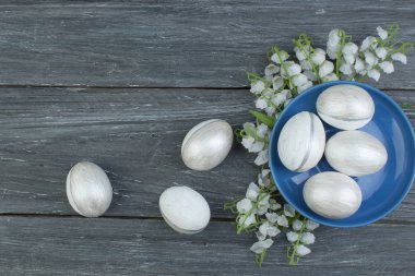 Mutlu Paskalyalar. Ahşap masaya boyanmış yumurtalar. Üst Manzara. Metin için alanı kopyala