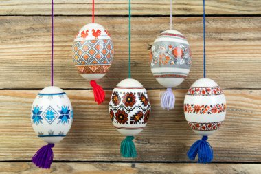 Mutlu paskalya kartı. Ahşap masa arka plan üzerinde renkli parlak Paskalya yumurtaları. Metin için yer kopyalayın