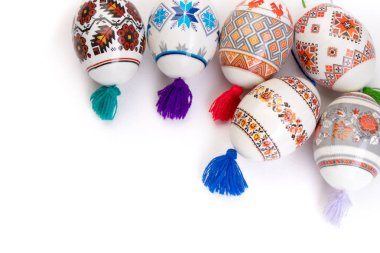 Mutlu Paskalyalar. İzole edilmiş beyaz arka planda renkli, parlak paskalya yumurtaları. Metin için alanı kopyala