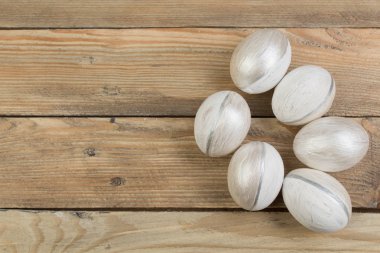 Mutlu Paskalyalar. Ahşap masaya boyanmış yumurtalar. Üst görünüm