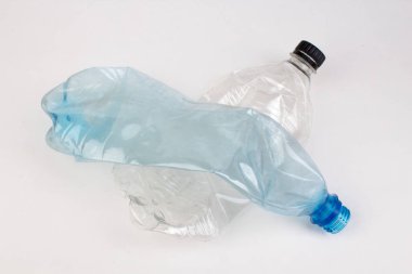 Kullanılan, tam, eski plastik şişe beyaz arka plan üzerinde izole. Plastik geri dönüşüm kavramı.