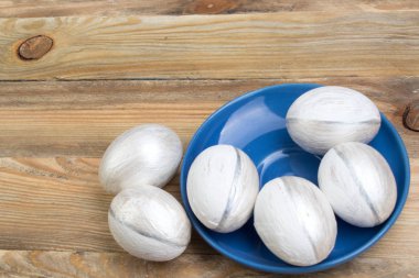 Mutlu Paskalyalar. Ahşap masaya boyanmış yumurtalar. Üst görünüm