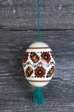 Mutlu paskalya kartı. Gri ahşap masa arka plan üzerinde renkli parlak Paskalya yumurtaları. Metin için yer kopyalayın