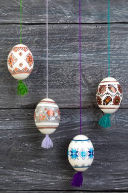 Mutlu paskalya kartı. Gri ahşap masa arka plan üzerinde renkli parlak Paskalya yumurtaları. Metin için yer kopyalayın