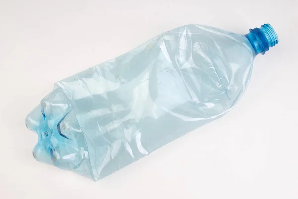 Kullanılan, tam, eski plastik şişe beyaz arka plan üzerinde izole. Plastik geri dönüşüm kavramı.