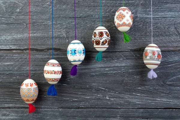 Счастливой Пасхальной Открытки Красочные Блестящие Пасхальные Яйца Сером Деревянном Фоне — стоковое фото