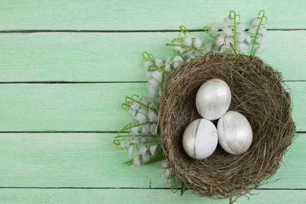 Frohe Ostern Nest Von Oben Mit Bemalten Eiern Auf Holztisch — Stockfoto