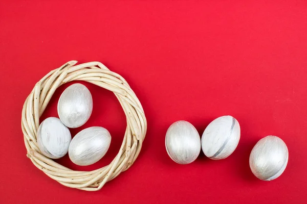 Mutlu Paskalyalar. kırmızı bir arka plan üzerinde yumurta... Top, üzüm dokuma çelenk. Metin için yer kopyalayın. Üstten görünüm