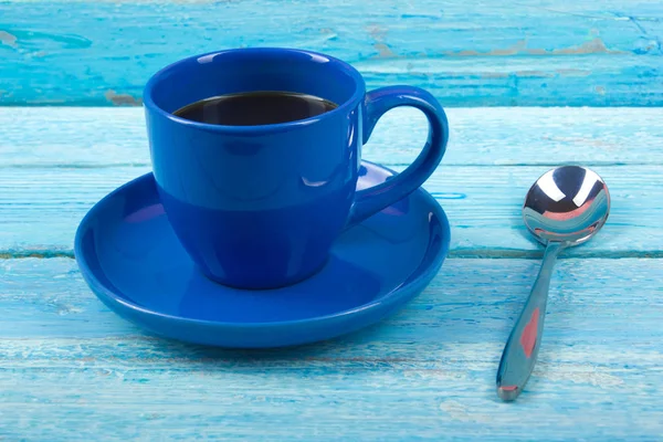 一杯のコーヒー 木製の背景にスプーン — ストック写真