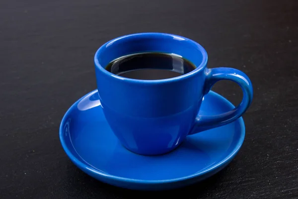 Blaue Tasse Kaffee Auf Schwarzem Holzhintergrund — Stockfoto