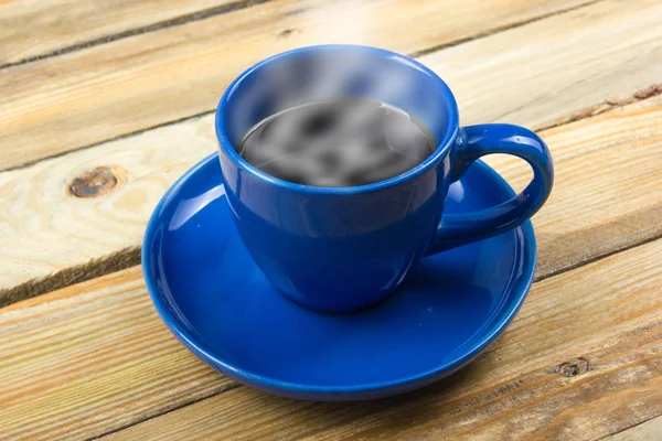 Blaue Tasse Kaffee Auf Einem Hölzernen Hintergrund — Stockfoto