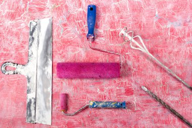 dekorasyon ve yenileme seti, arka planda duvar oluşturmak için profesyonel tamir uygular. Üstten görünüm.