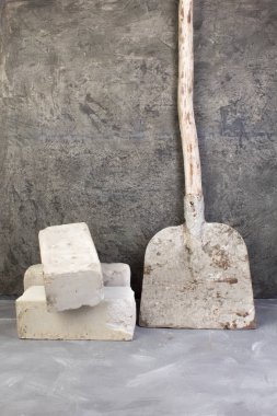 tuğla, eski, kirli kürek gri beton zemin üzerine. Uzay kopyalayın. Üstten görünüm