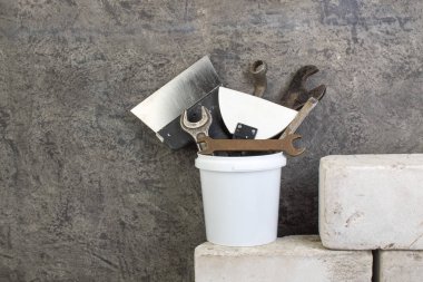 Araçları onarım tuğla gri beton zemin üzerine bir inşaat kovada için... Uzay kopyalayın. Üstten görünüm