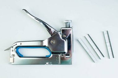 Beyaz arka planda inşaat zımbası. Alet. Üst görünüm