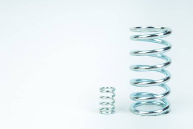 Metal yaylar, spiral, beyaz arka plan üzerinde izole