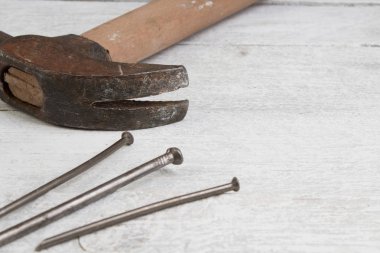Pençe hammer, ahşap arka plan üzerinde izole çivi. Üstten görünüm