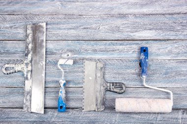dekorasyon ve inşaat için profesyonel onarım araçları, arka planda duvar