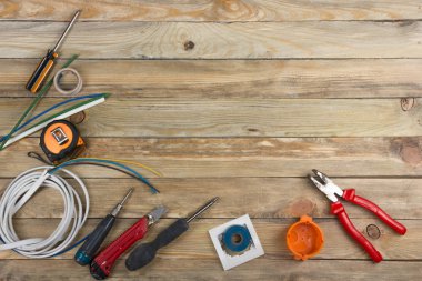 Ahşap arka planda dekorasyon ve yenileme için profesyonel onarım araçları. Üst görünüm