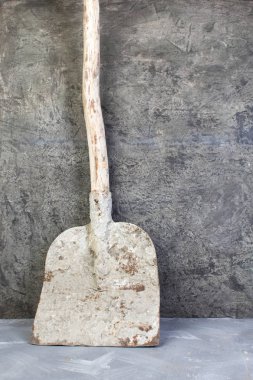 Eski, kirli kürek gri beton zemin üzerine. Uzay kopyalayın. Üstten görünüm