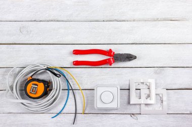Ahşap arka planda dekorasyon ve yenileme için profesyonel onarım araçları. Üst görünüm