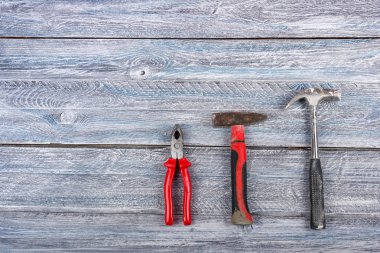 Ahşap arka planda dekorasyon ve yenileme için profesyonel onarım araçları. Üst görünüm