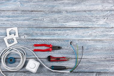 Ahşap arka planda dekorasyon ve yenileme için profesyonel onarım araçları. Üst görünüm
