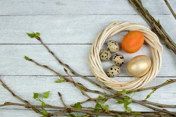 Ostereier Nest Und Zweig Mit Blättern Auf Hölzernem Tischhintergrund Ansicht — Stockfoto