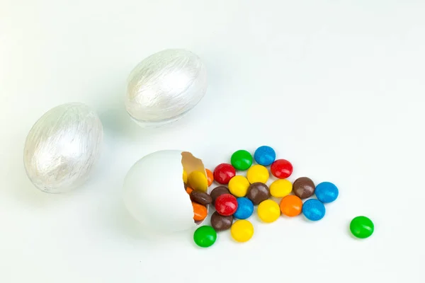 Buona Pasqua Uovo Pasqua Rotto Con Decorazioni Caramelle Multicolori Sfondo — Foto Stock