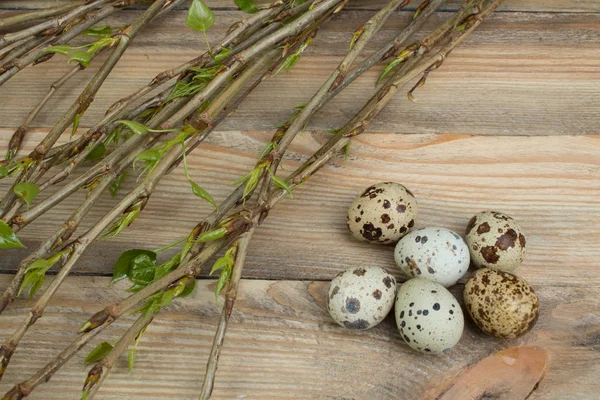 Huevos Pascua Rama Con Hojas Sobre Fondo Mesa Madera Vista —  Fotos de Stock