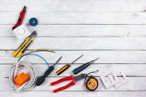 Ahşap arka planda dekorasyon ve yenileme için profesyonel onarım araçları. Üst görünüm