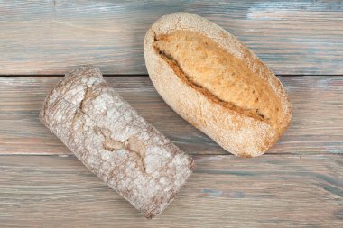 Çok karışık ekmek ve ahşap masa arka plan üzerinde pişmiş ekmek rulo