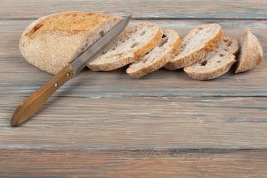 Çok karışık ekmek ve ahşap masa arka plan üzerinde pişmiş ekmek rulo