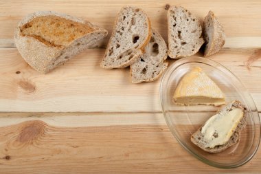 Çok karışık ekmek ve ahşap masa arka plan üzerinde pişmiş ekmek rulo