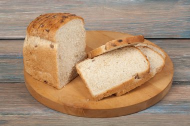 Çok karışık ekmek ve ahşap masa arka plan üzerinde pişmiş ekmek rulo