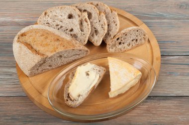 Çok karışık ekmek ve ahşap masa arka plan üzerinde pişmiş ekmek rulo