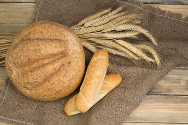 Çok karışık ekmek ve ahşap zemin, gıda closeup üzerine pişmiş ekmek rulo