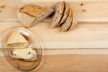 Çok karışık ekmek ve ahşap masa arka plan üzerinde pişmiş ekmek rulo