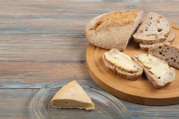 Çok karışık ekmek ve ahşap masa arka plan üzerinde pişmiş ekmek rulo